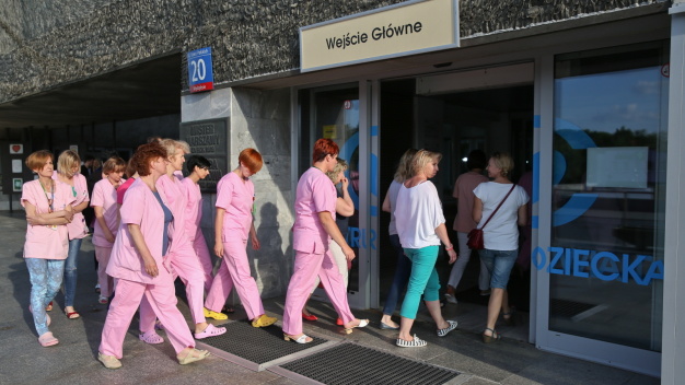 Pielęgniarki wycofują się z referendum i apelują o pomoc do premier Szydło